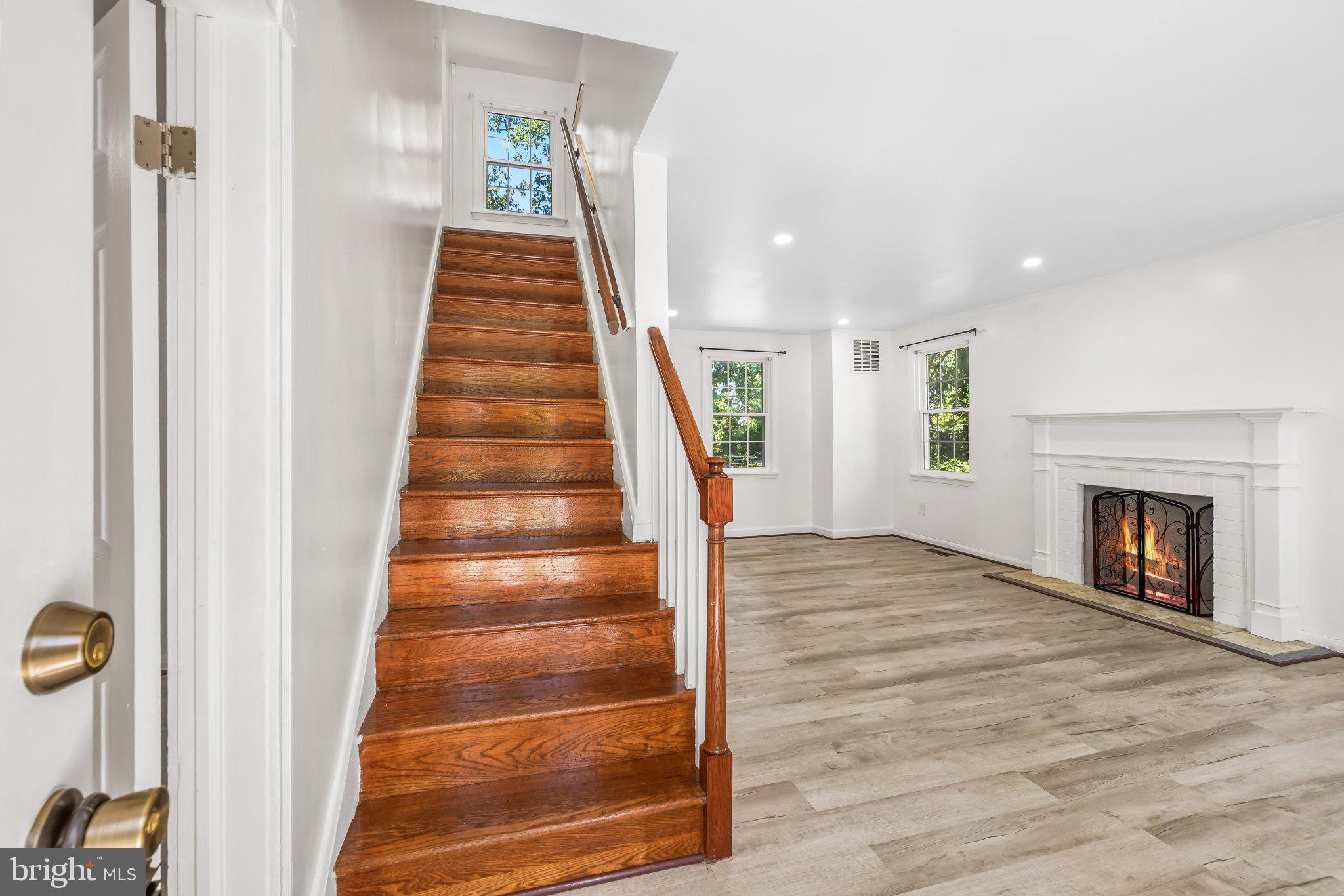 7022 Deerfield Road Pikesville, MD 21208 - Photo 5 of 30 Inviting entryway with warm tones.