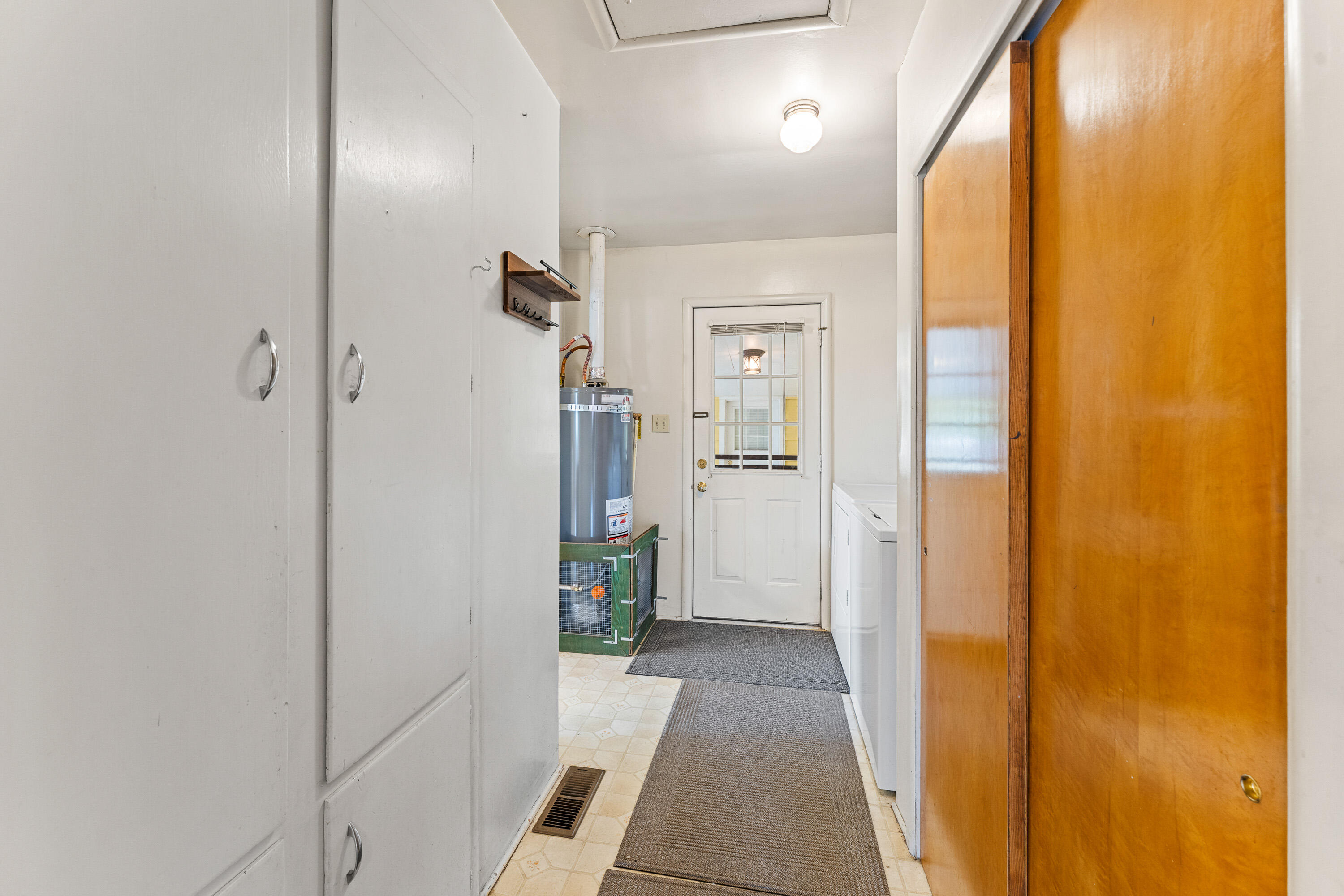 220 South 3rd Street Central Point, OR 97502 - Photo 15 of 29 Separate laundry room w/extra storage/pantry