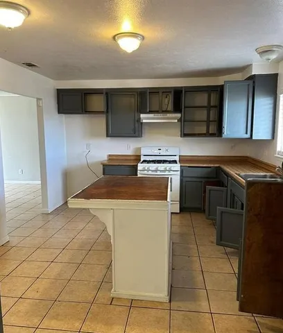 $2,500 | 9470 Peach Avenue, Hesperia, CA 92345