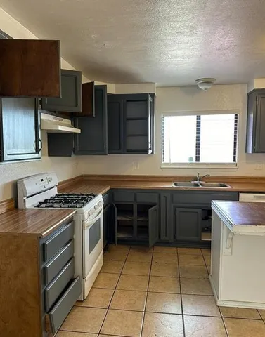 $2,500 | 9470 Peach Avenue, Hesperia, CA 92345