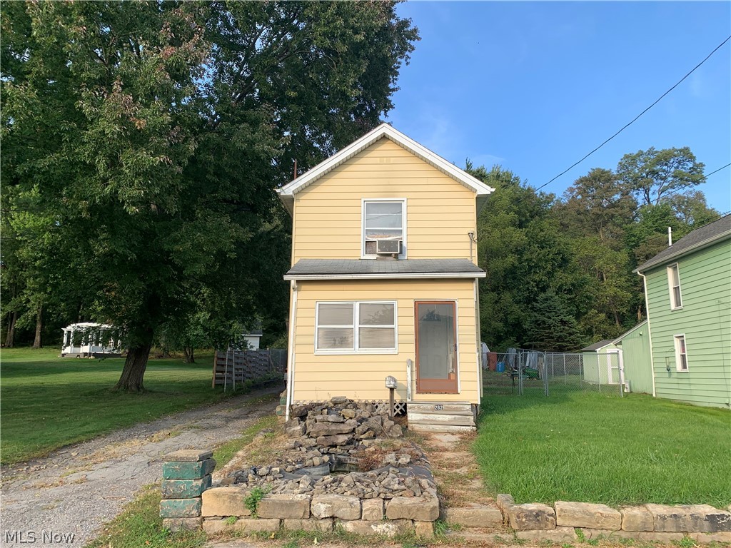 282 Broad Street Struthers, OH 44471 - Photo 1 of 10