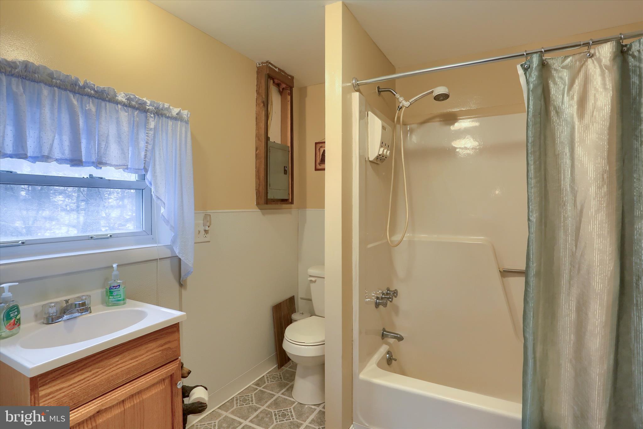 40 Meadow Grove Road Newport, PA 17074 - Photo 6 of 24 Full bathroom
