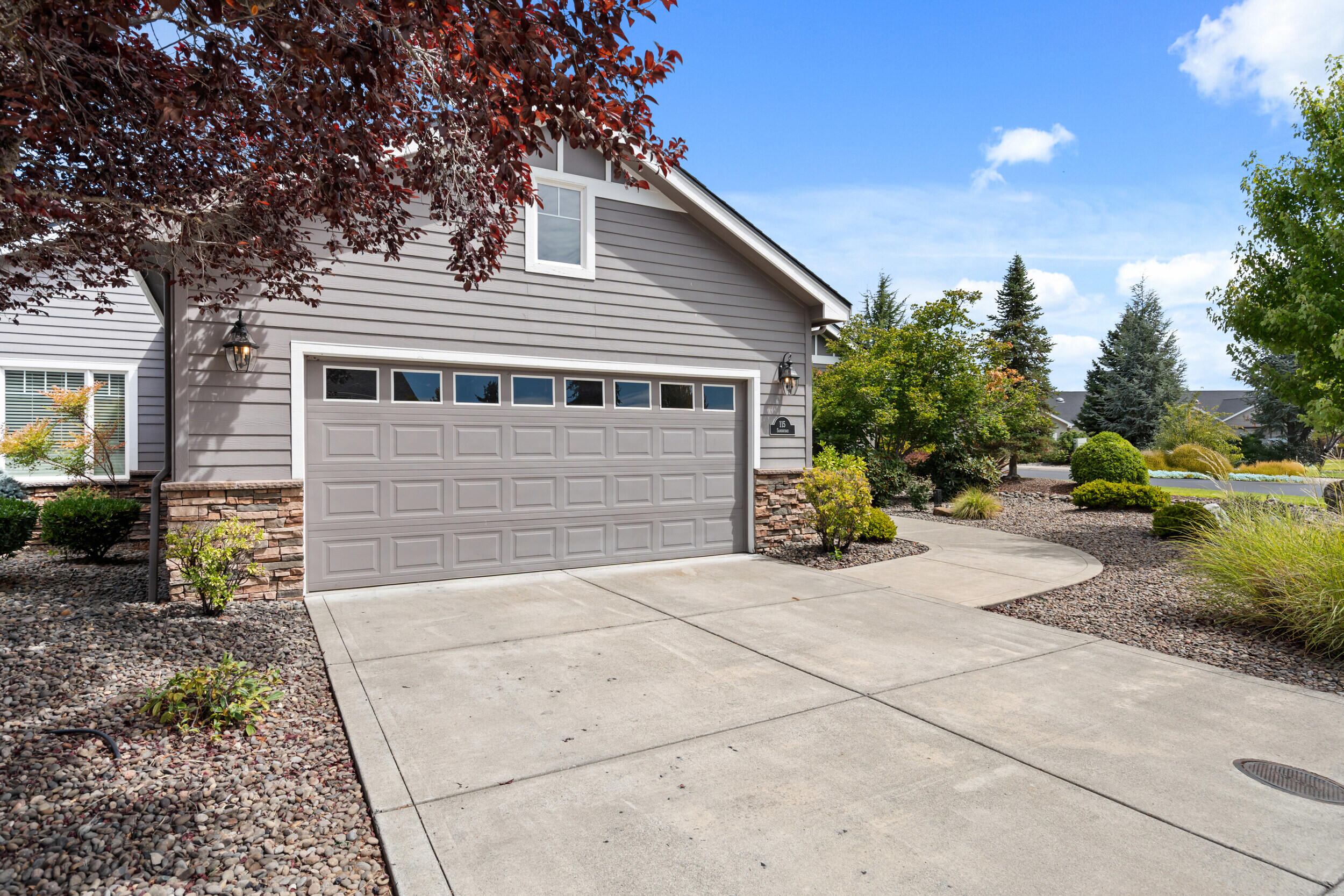 115 Sandridge Way Eagle Point, OR 97524 - Photo 3 of 36 _115 Sandridge Way_ Eagle Point-26