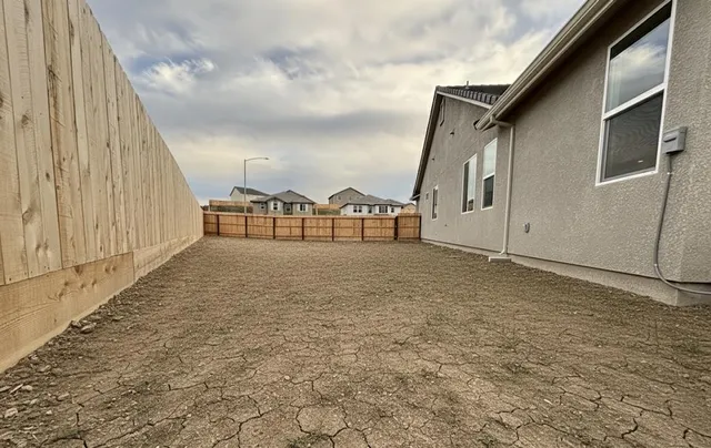a view of a house with backyard