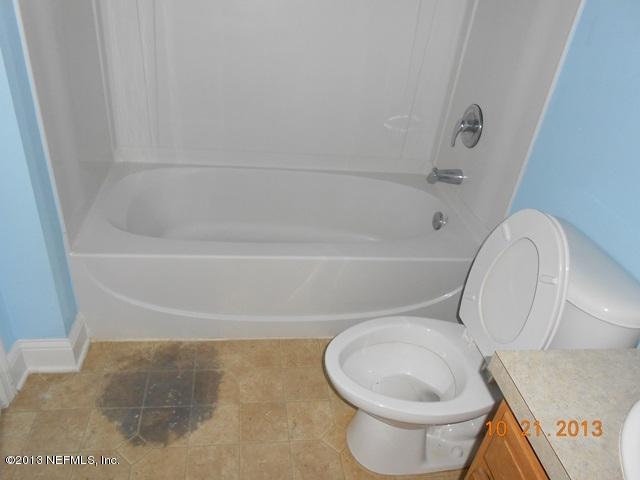 4689 Barnes Road South, Unit 3D Jacksonville, FL 32207 - Photo 3 of 10 a bathroom with a toilet and a bathtub
