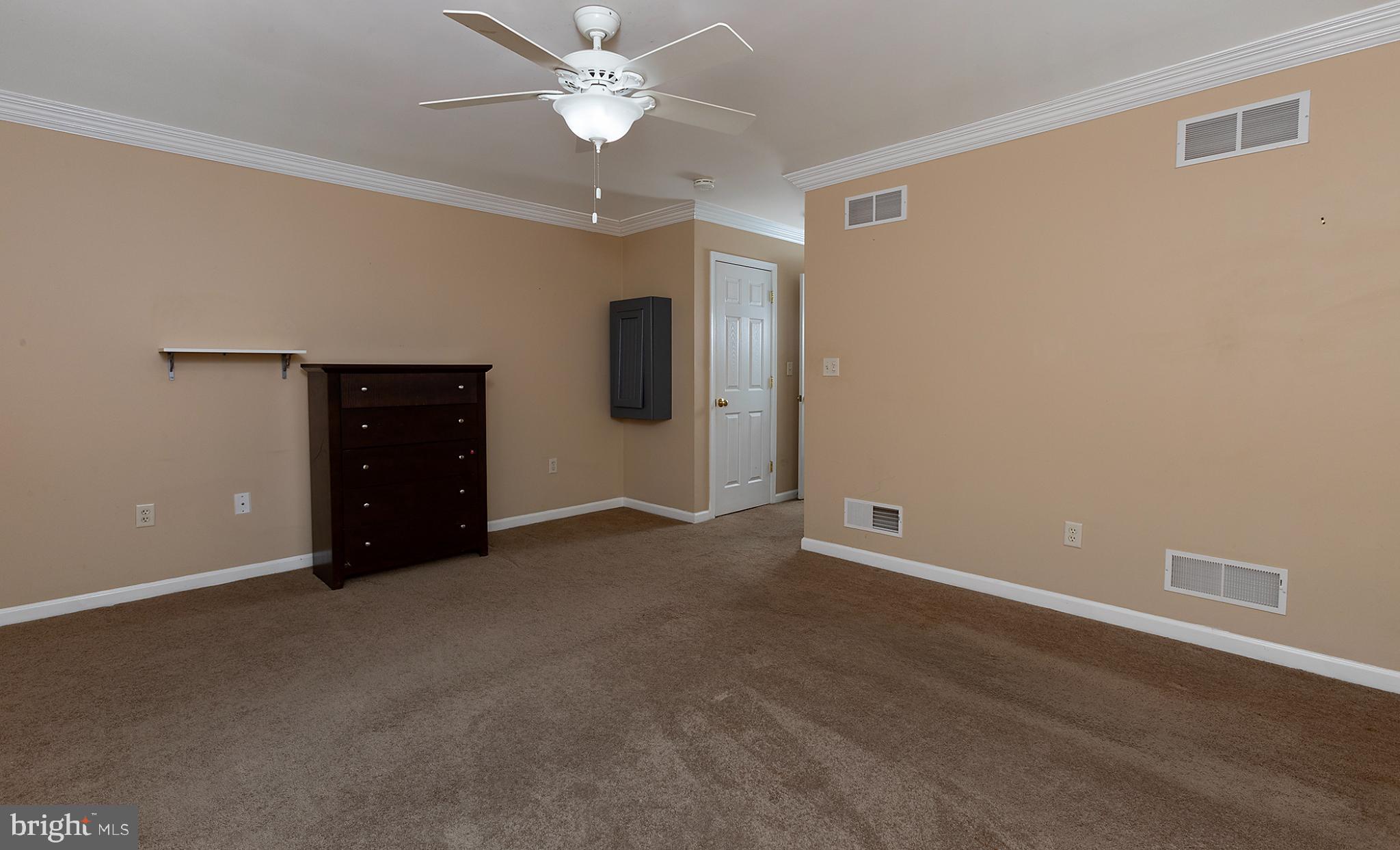 135 Mapleton Boulevard Harrisburg, PA 17112 - Photo 39 of 45 Spacious room with neutral tones and light.