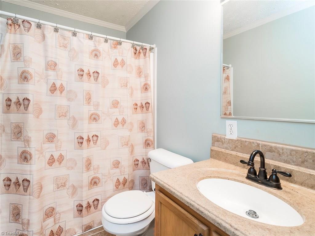 500 Vernon Road Reidsville, NC 27320 - Photo 14 of 24 Hall bath with shower/tub combo.