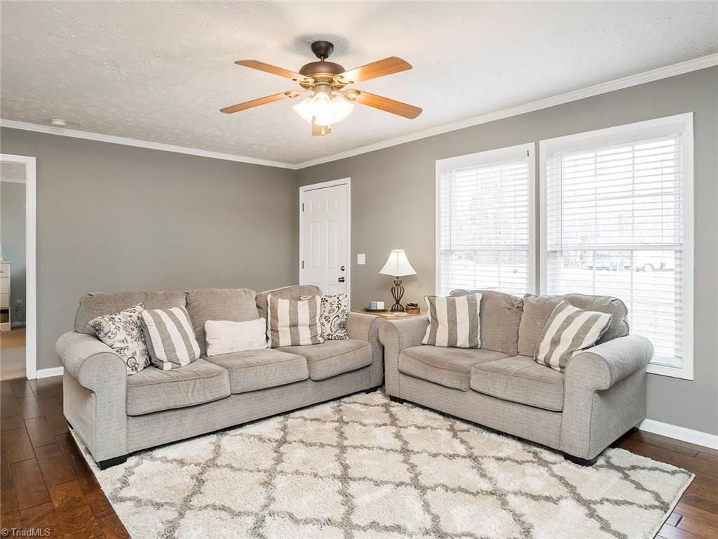 500 Vernon Road Reidsville, NC 27320 - Photo 5 of 24 Spacious living room with great natural light!