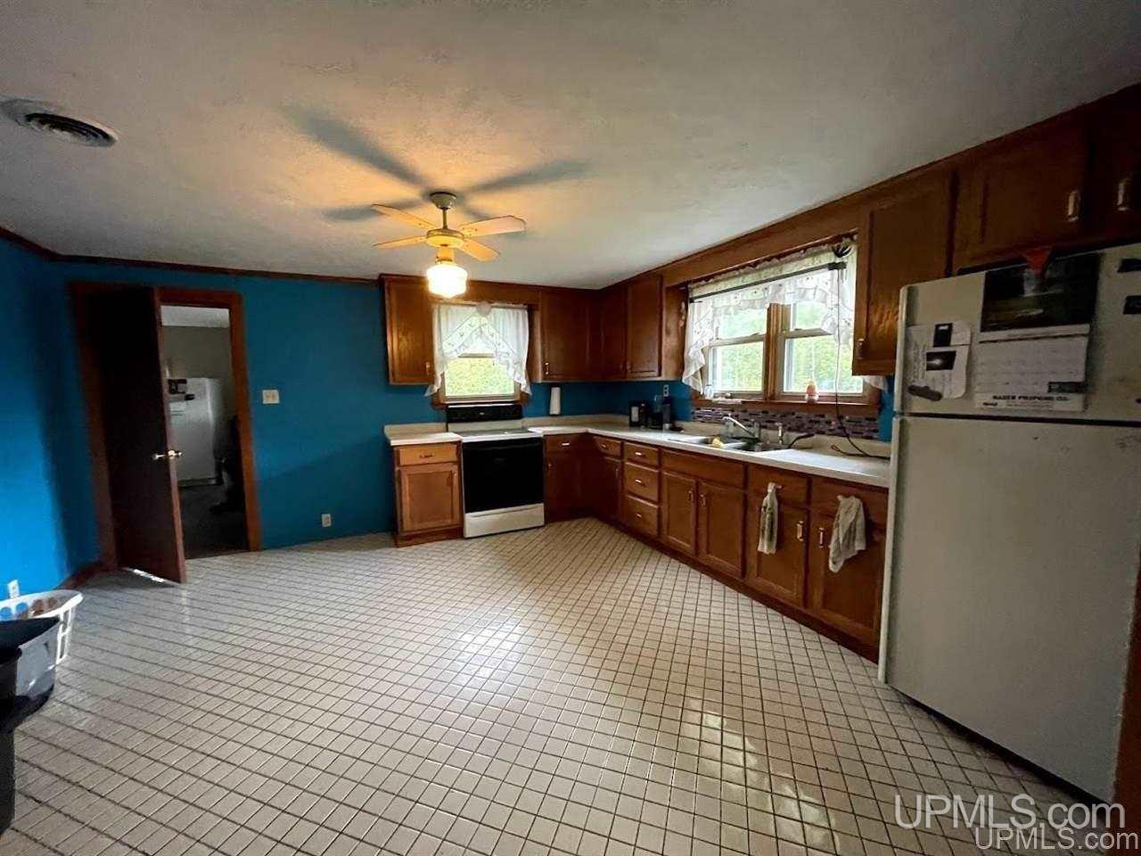 4916 12th Road Escanaba, MI 49829 - Photo 10 of 23