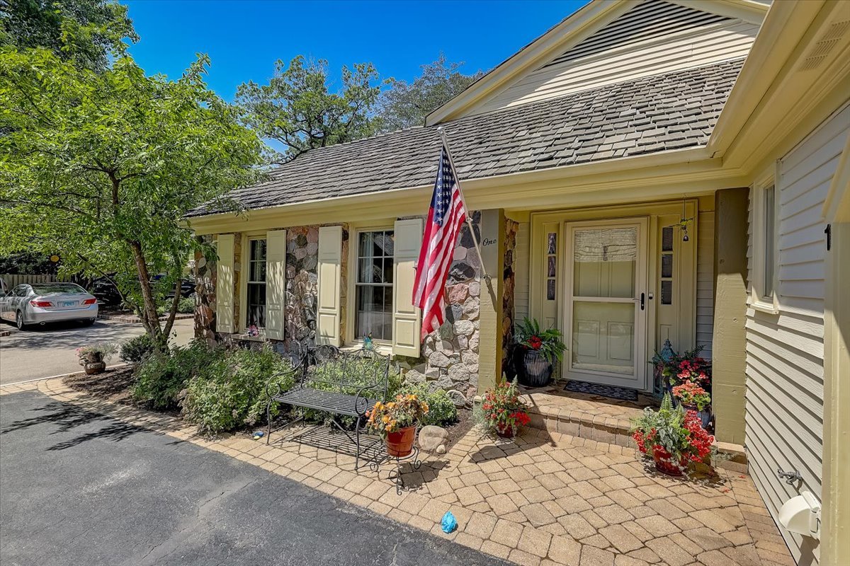 1 Court Of Bucks County, Lincolnshire, IL 60069 Compass