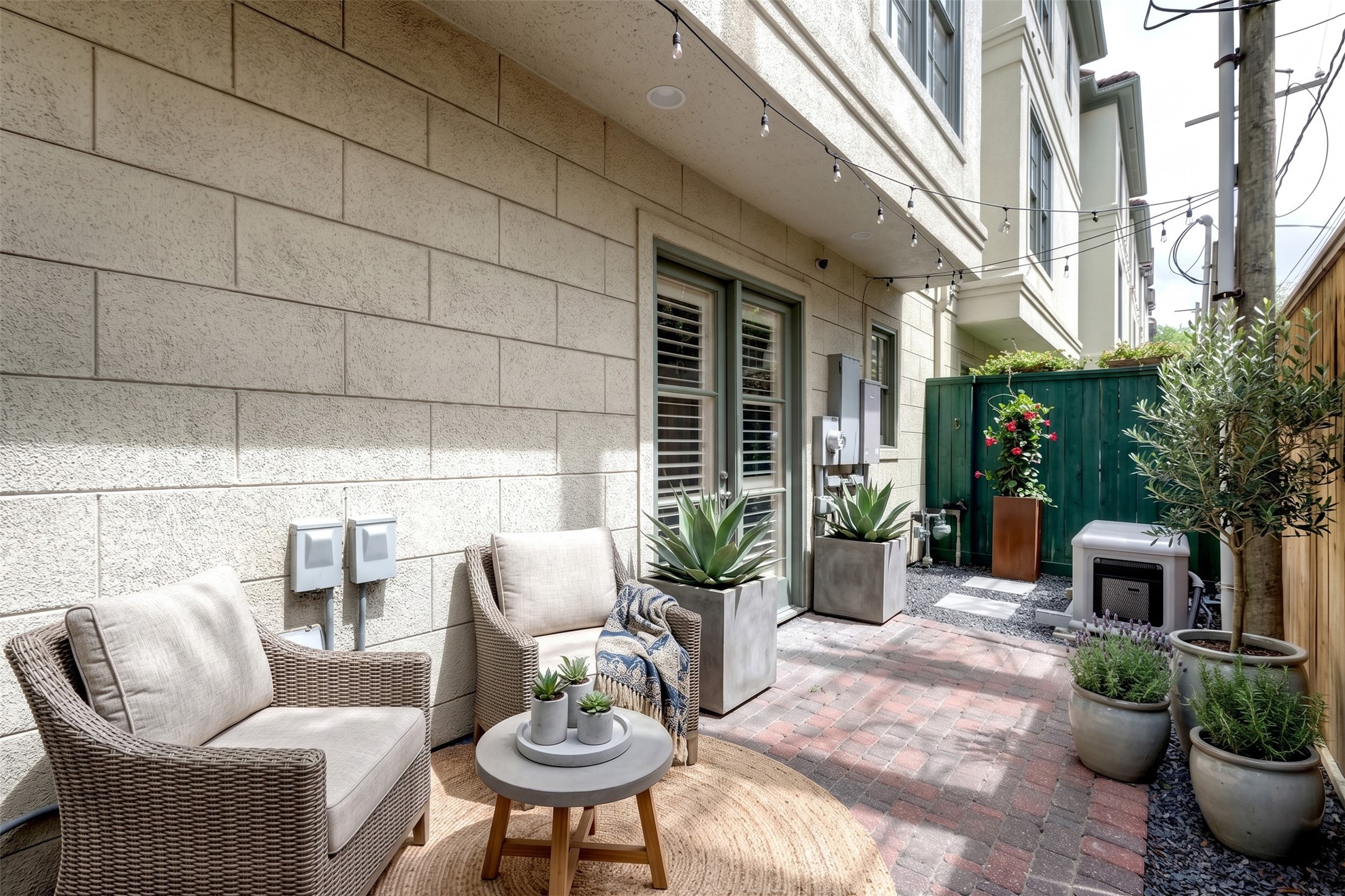 1523 Haddon Street, Unit B Houston, TX 77006 - Photo 20 of 22 Virtually furnished