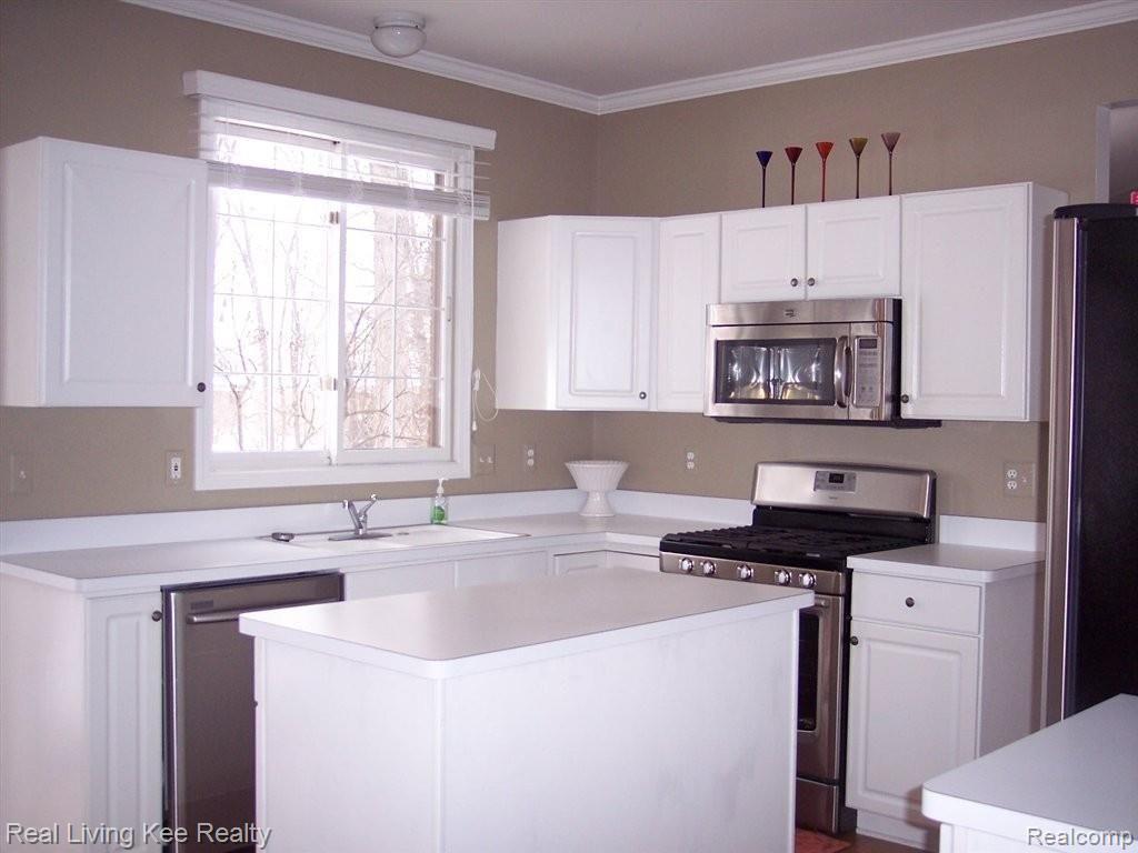686 Lake Ridge Road Rochester, MI 48307 - Photo 11 of 25 KITCHEN2