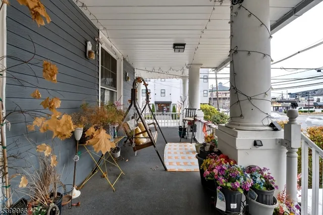 a view of entryway with patio