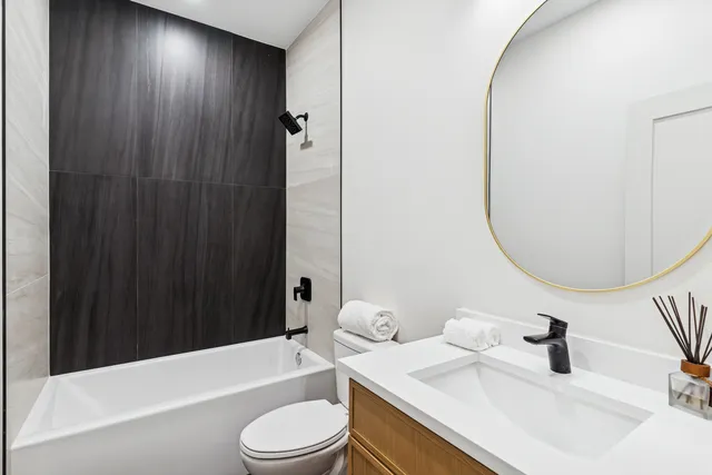 $395,000 | 4208 South Calumet Avenue, Unit 101, Chicago, IL 60653