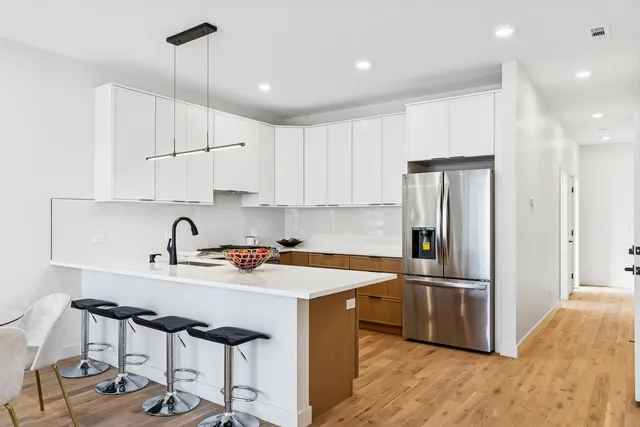 $395,000 | 4208 South Calumet Avenue, Unit 101, Chicago, IL 60653