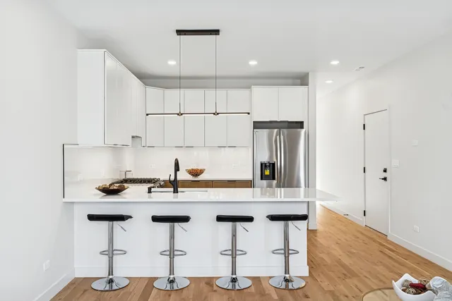 $395,000 | 4208 South Calumet Avenue, Unit 101, Chicago, IL 60653