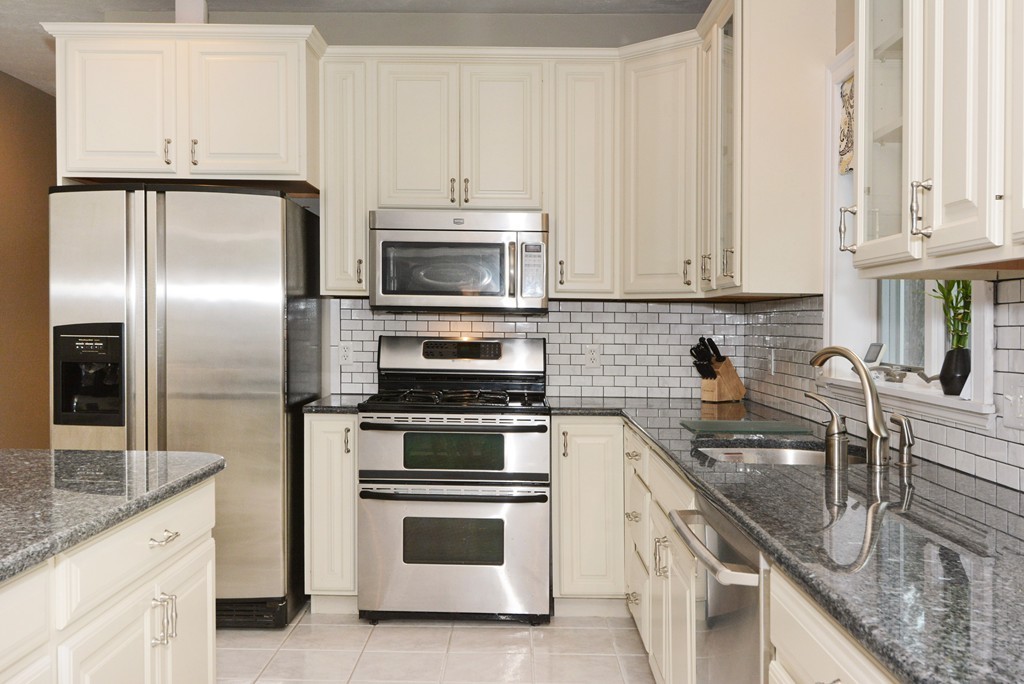 12 Horseneck Road Shrewsbury, MA 01545 - Photo 5 of 30 Gallery Image 5