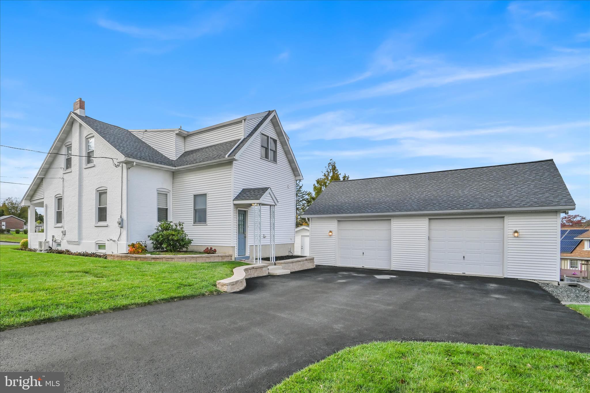 a view of a house with a yard