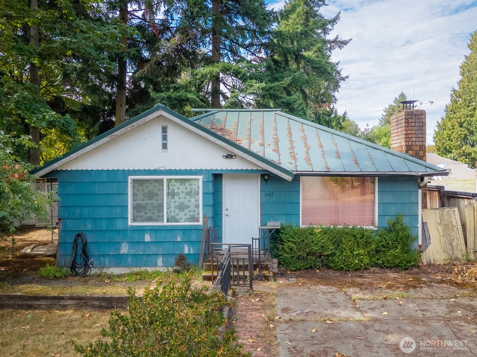 1147 Aberdeen Avenue Northeast Renton, WA 98056 - Photo 17 of 24 a front view of a house with garden
