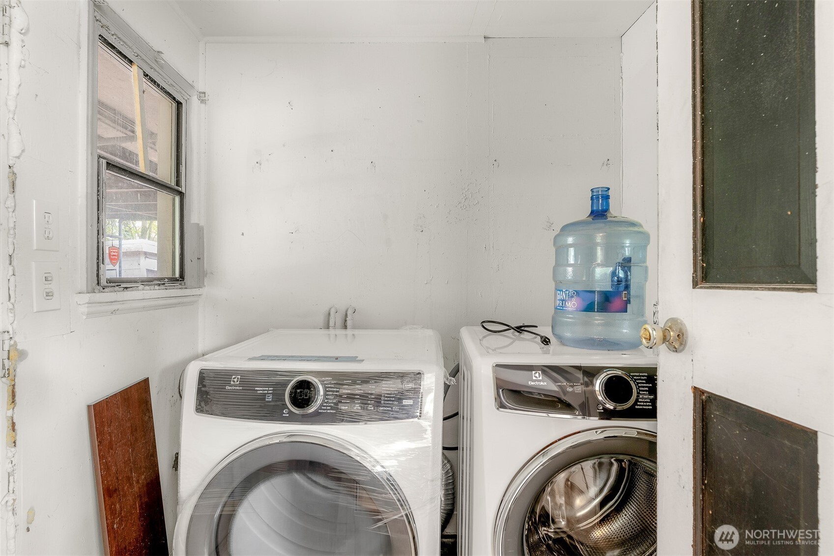 1147 Aberdeen Avenue Northeast Renton, WA 98056 - Photo 10 of 24 a utility room with dryer and washer