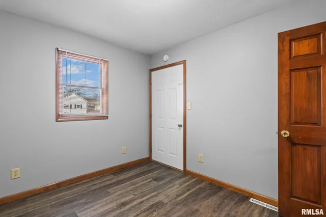 $159,900 | 619 South 6th Street, Girard, IL 62640