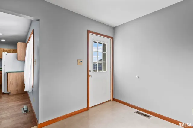 $159,900 | 619 South 6th Street, Girard, IL 62640