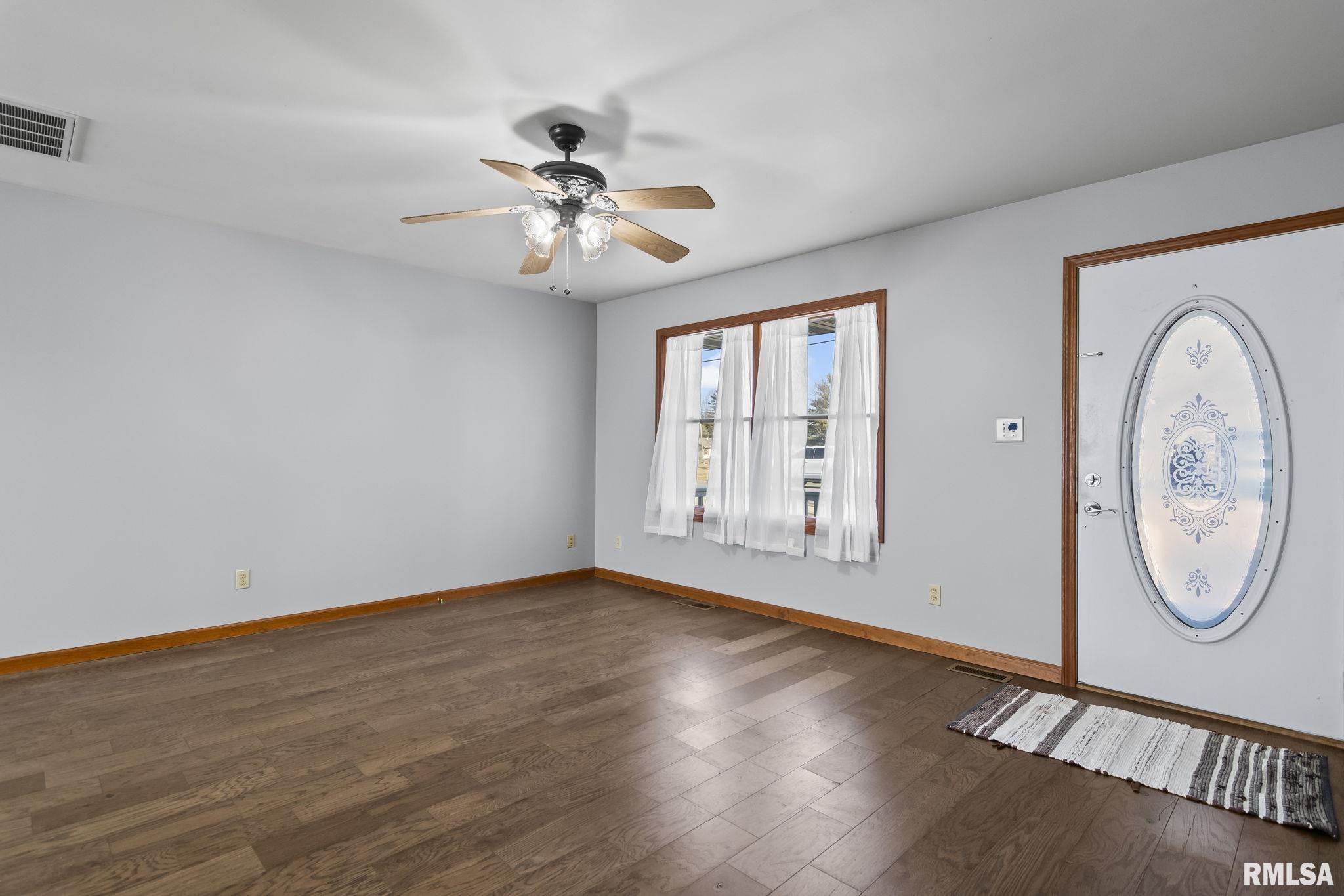 619 South 6th Street Girard, IL 62640 - Photo 4 of 39