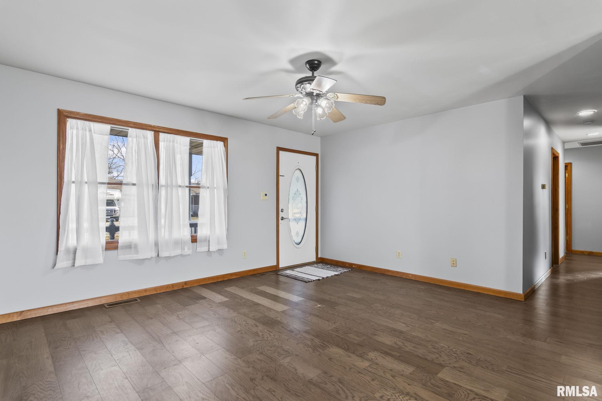 619 South 6th Street Girard, IL 62640 - Photo 5 of 39