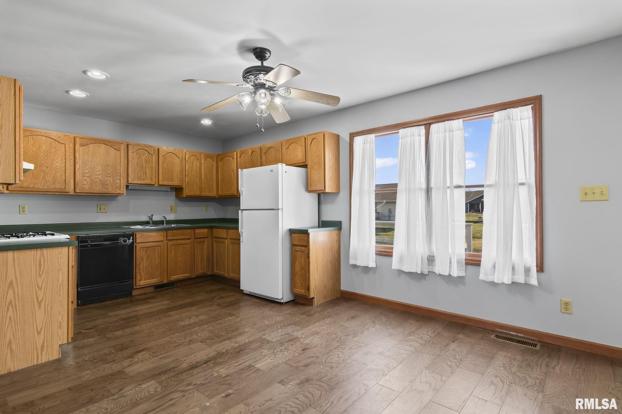 619 South 6th Street Girard, IL 62640 - Photo 7 of 39