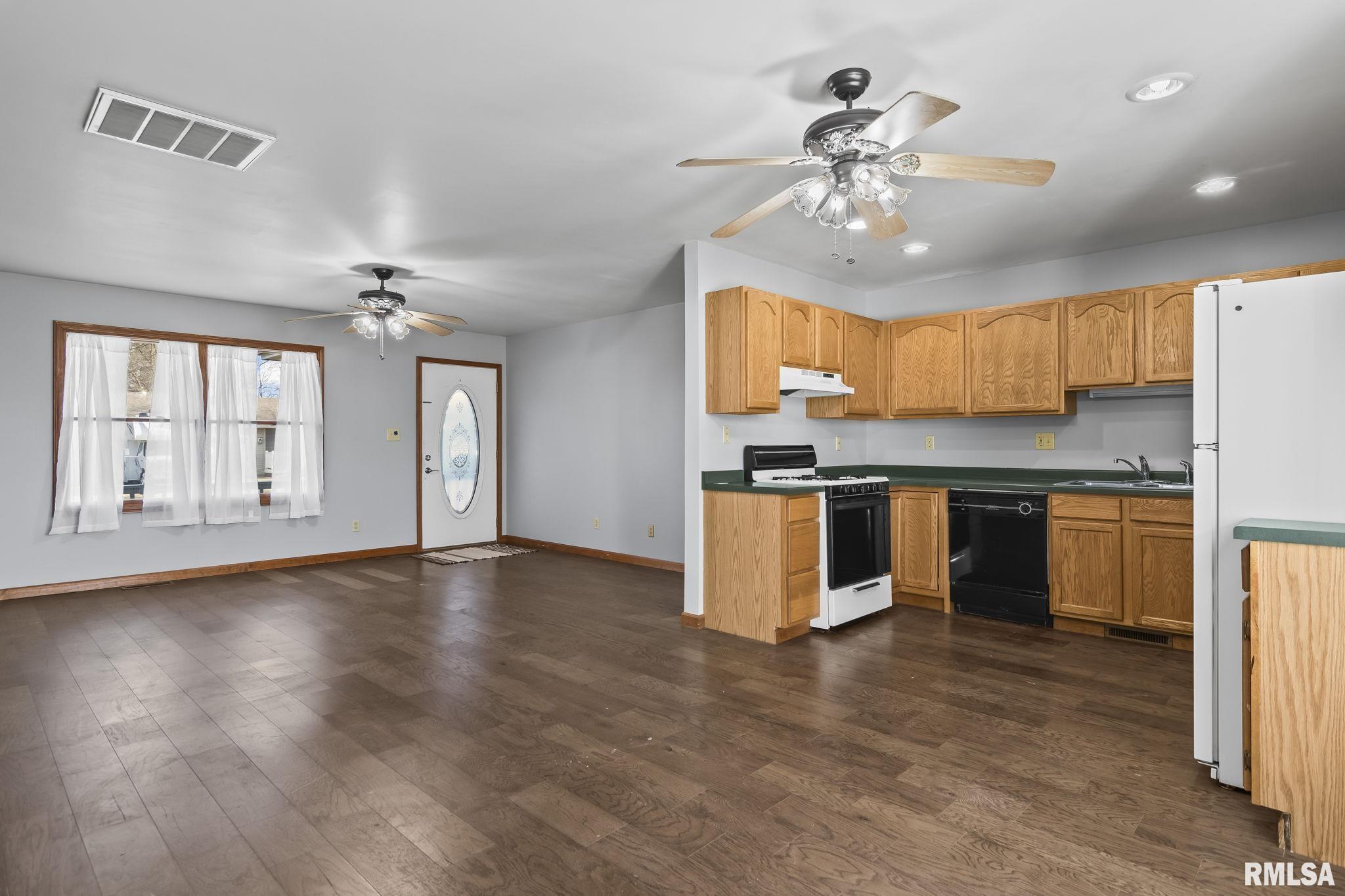 619 South 6th Street Girard, IL 62640 - Photo 9 of 39