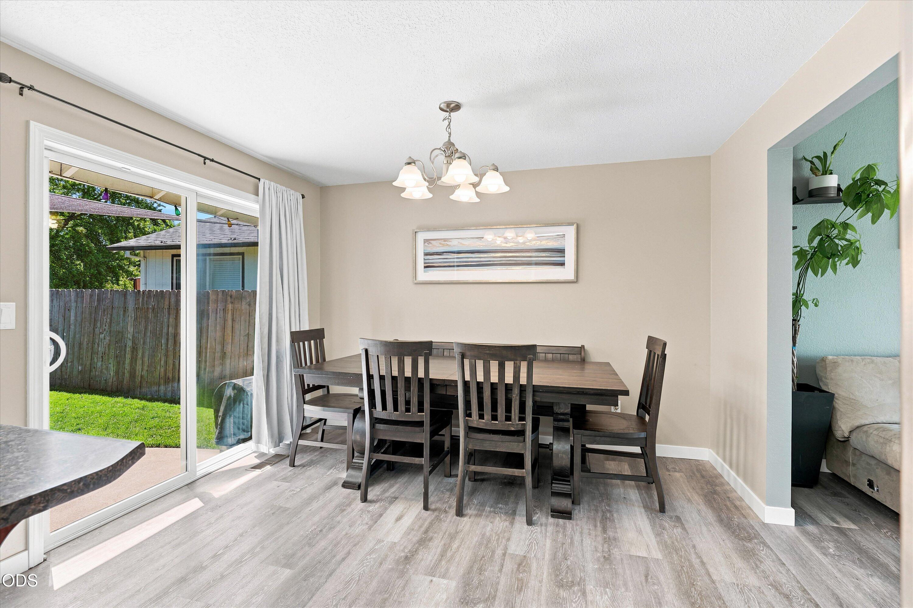 629 Glenn Way Central Point, OR 97502 - Photo 8 of 30
