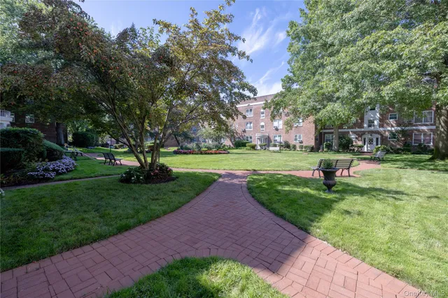 $274,999 | 221 Middle Neck Road, Unit M2, Great Neck, NY 11021