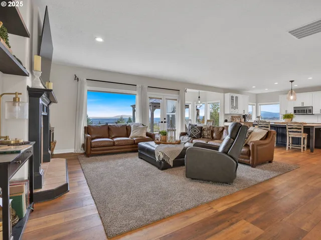 $999,900 | 41375 Southeast Vista Loop Drive, Sandy, OR 97055