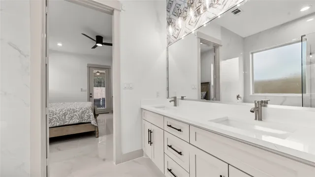 a en suite bathroom with a double vanity sink and mirror