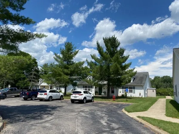 $975 | 105 A Fairways Drive, Unit 105A, Chardon, OH 44024