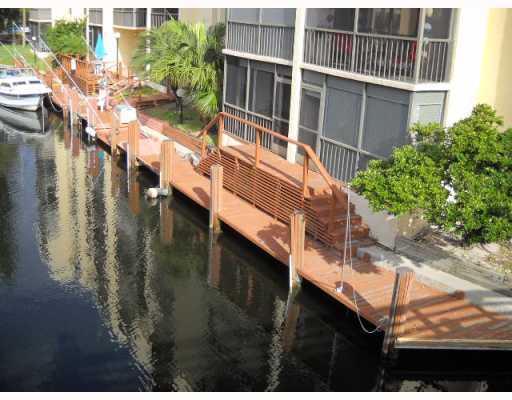 3 Royal Palm Way Boca Raton, FL 33432 - Photo 4 of 14 a balcony with table and chairs