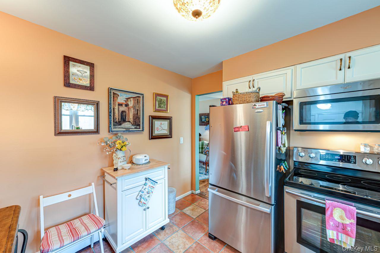 19 Harvard Road Shoreham, NY 11786 - Photo 10 of 30 stainless steel appliances