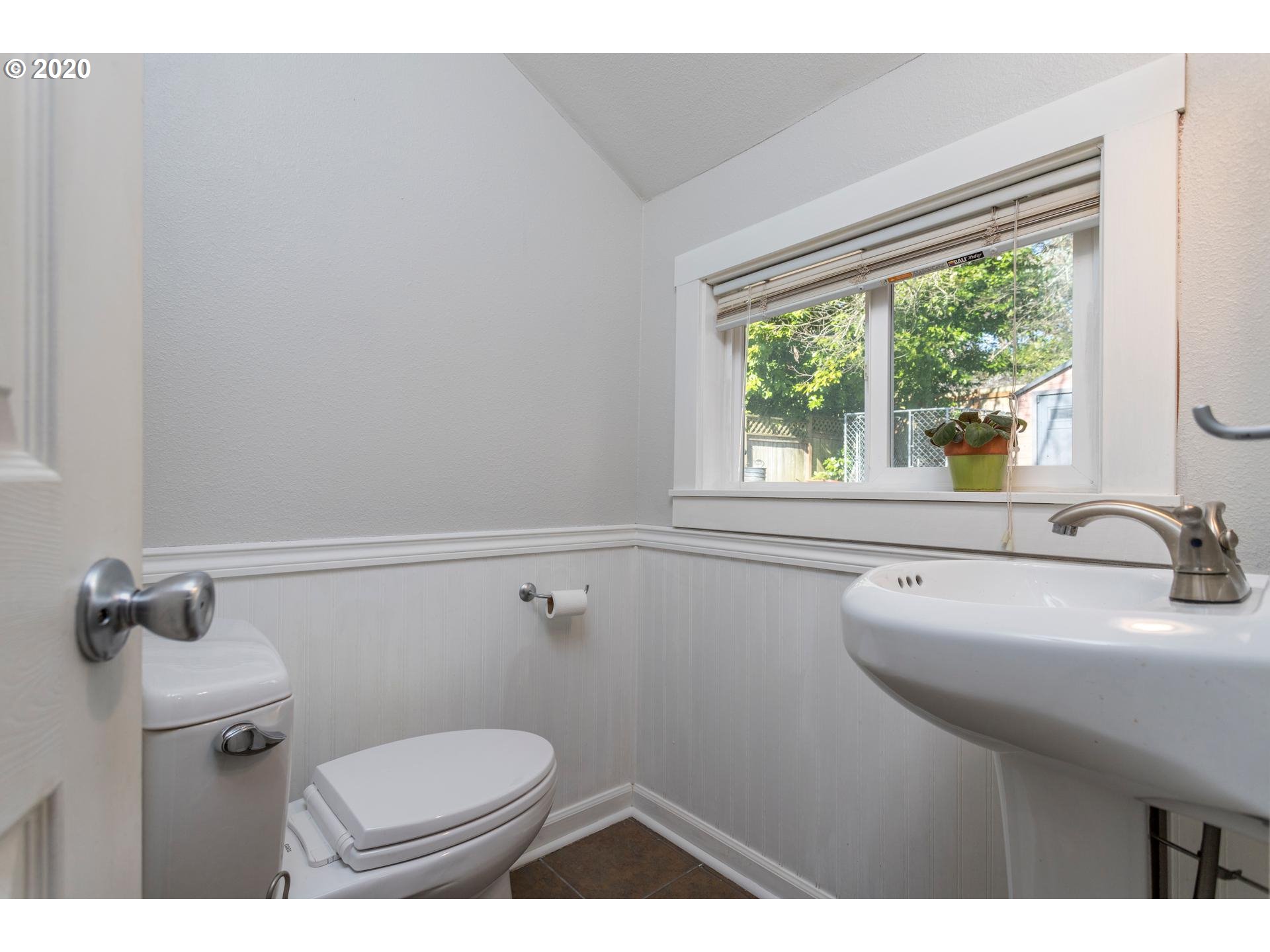 1025 Southwest Taylors Ferry Road Portland, OR 97219 - Photo 9 of 27 Gallery Image 9