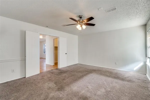 a view of empty room with a ceiling fan