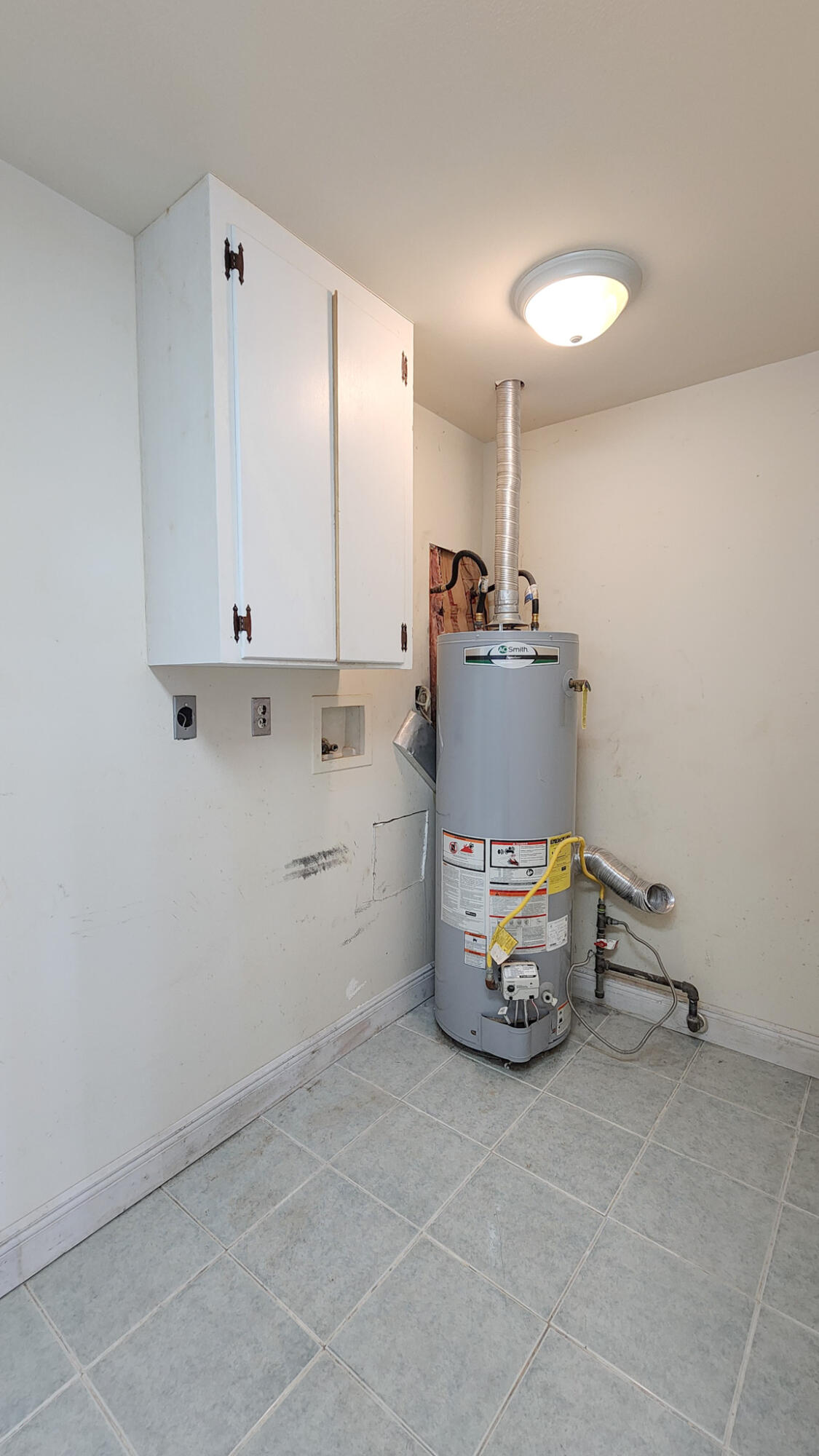 1200 Forest Heights Road Fort Walton Beach, FL 32547 - Photo 20 of 24 a room with a chair and white cabinets