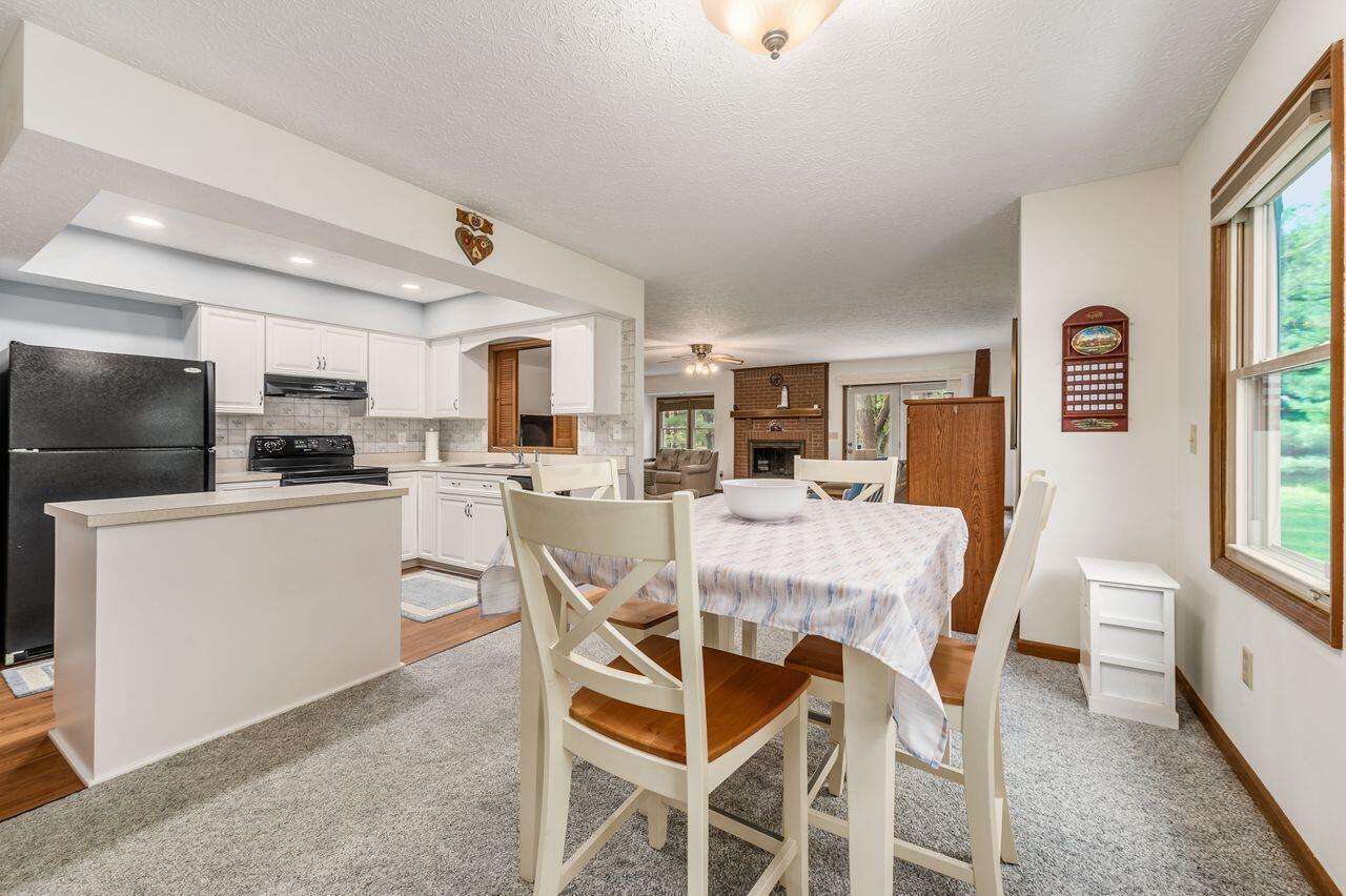 1525 Refugee Road Pickerington, OH 43147 - Photo 8 of 33 Dining Area