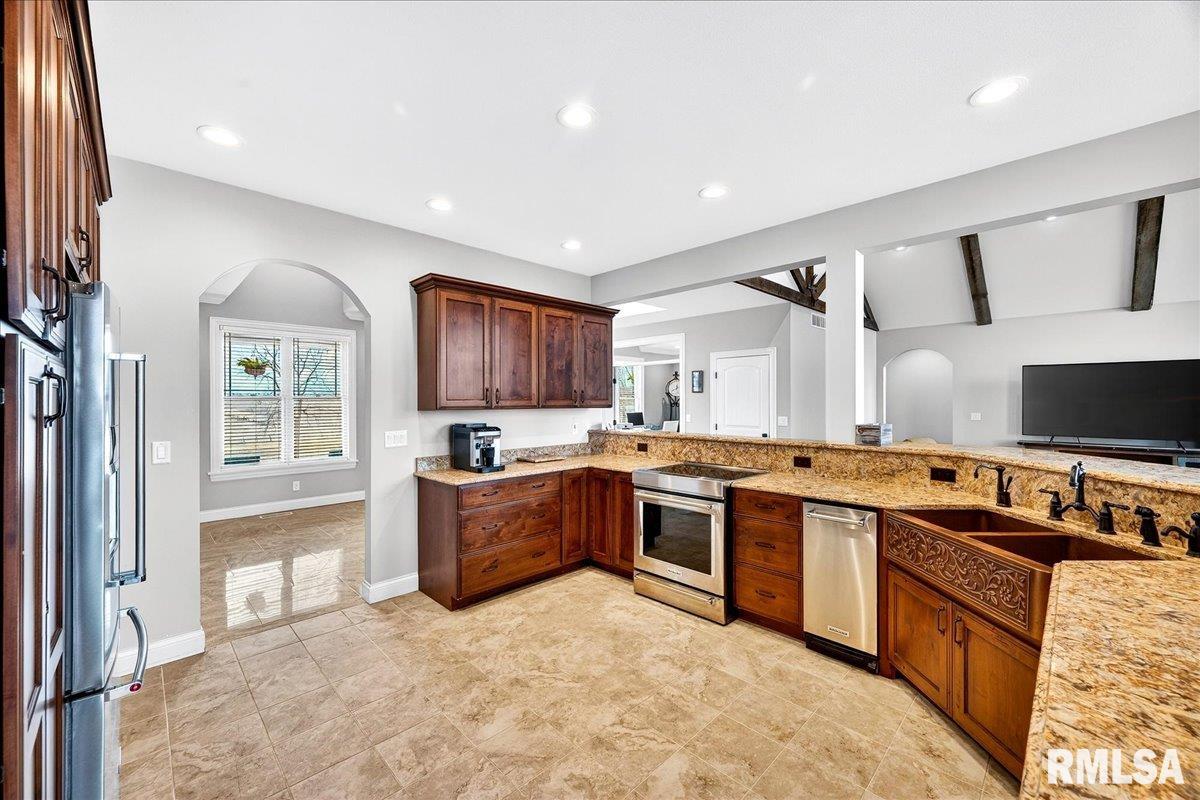 3661 Cole Hollow Road Pekin, IL 61554 - Photo 5 of 57