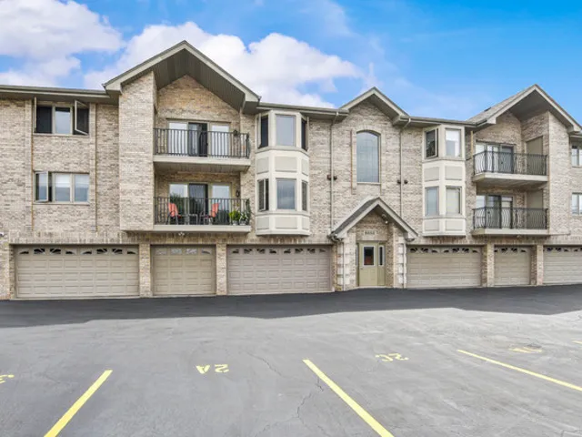 $247,500 | 8650 Laporte Avenue, Unit 1A, Burbank, IL 60459