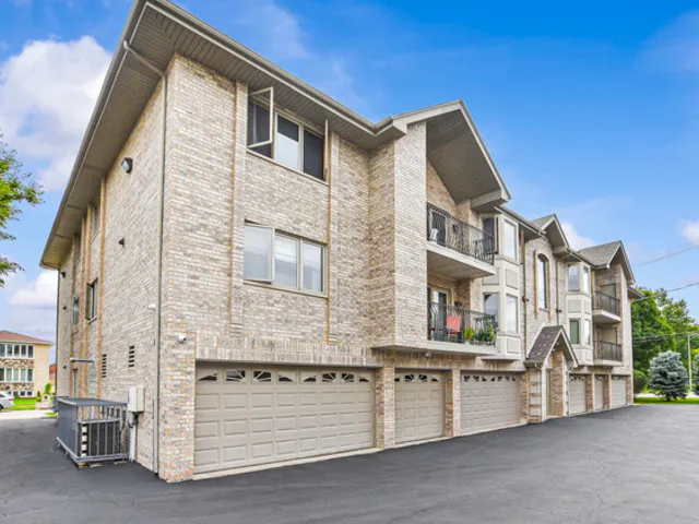 $247,500 | 8650 Laporte Avenue, Unit 1A, Burbank, IL 60459