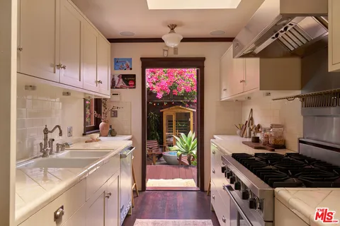 $2,790,000 | 1215 Cabrillo Avenue, Venice, CA 90291