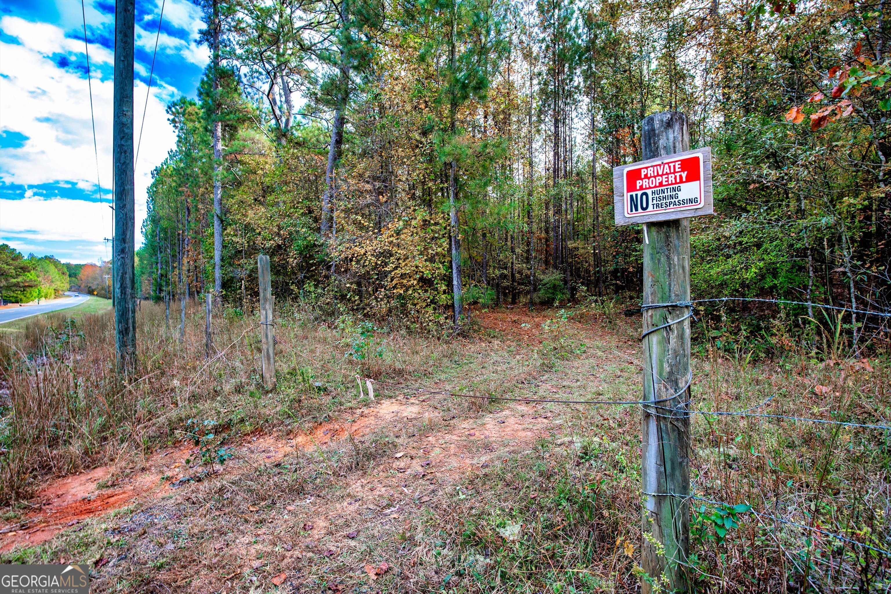 0 Morgan Mill Road Senoia, GA 30276 - Photo 27 of 31 a street sign that is on a pole on a road