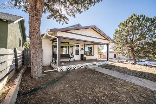 a view of a house with a backyard