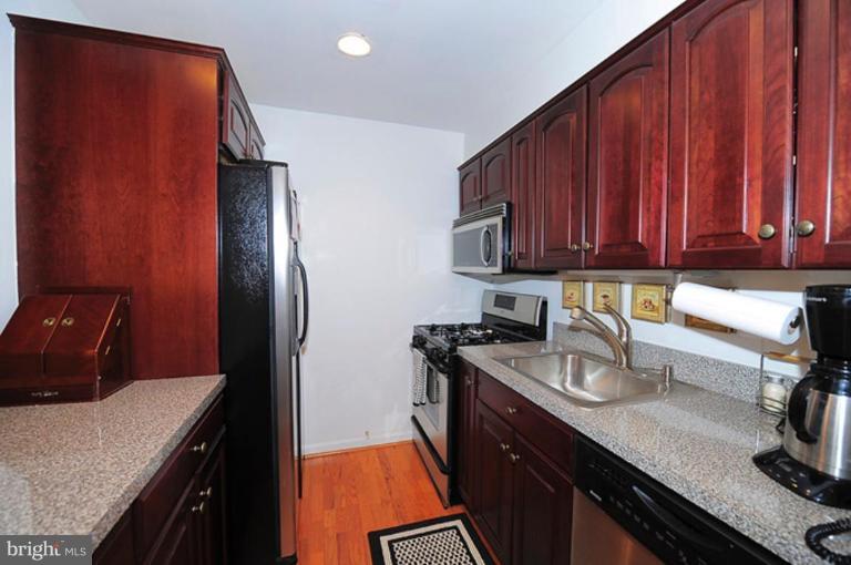 5906 Cove Landing Road, Unit 204 Burke, VA 22015 - Photo 5 of 8 Kitchen