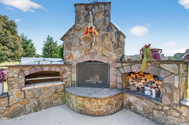 $829,900 | 296 Shoreline Drive, Princeton, NC 27569