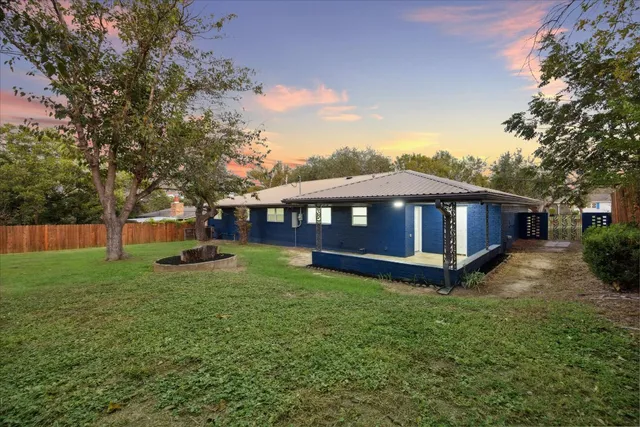 a view of a house with a backyard